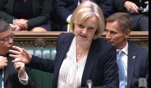 Royaume-Uni: Liz Truss 'en sursis' avec la démission de sa ministre de l'Intérieur