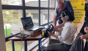 Sarah El Haïry teste le simulateur de conduite à Châlons-en-Champagne