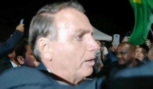 Brésil : Bolsonaro salue ses partisans après le débat présidentiel