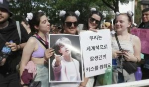 Des fans de la star de la K-pop Jin attendent à Buenos Aires avant le concert