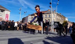 Sancho se recueille devant le cercueil de Franco Dragone à Louvière