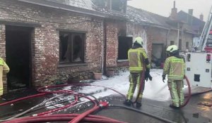 Une maison détruite par les flammes à Ghlin. Vidéo  Eric Ghislain
