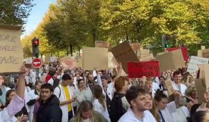 Lille : les étudiants en médecine manifestent
