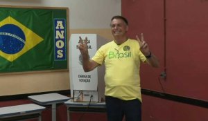 Brésil: le sortant Bolsonaro vote pour le second tour de la présidentielle