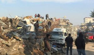 Séisme en Turquie : à Antakya, les secouristes à la recherche de survivants dans les décombres