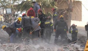 Séisme en Turquie : des secouristes français aident à fouiller les décombres d'un bâtiment