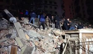 Séisme en Turquie: les secouristes recherchent des survivants dans des décombres
