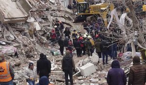 Séismes en Turquie : à Diyarbakir, l'inquiétude des proches des personnes encore sous les décombres