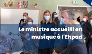 Jean-Christophe Combe, ministre des solidarités, accueilli en musique à l'Ehpad Baudelaire