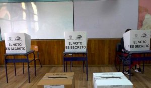 Images des bureaux de vote en Équateur, où ont lieu les élections locales et un référendum clé