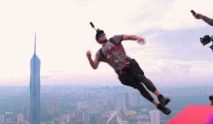 Des base-jumpers sautent de la tour Kuala Lumpur en Malaisie