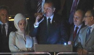 Accueilli en héros à Istanbul, Erdogan demande l'arrêt des manifestations