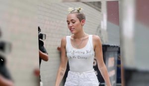 Miley Cyrus tout en blanc sous la pluie