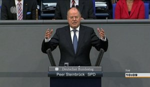 Steinbrück attaque Merkel sur son bilan devant le Bundestag