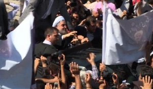 Rohani accueilli à Téhéran par partisans et adversaires