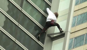Le "Spiderman français" à l'assaut d'un gratte-ciel de La Défense