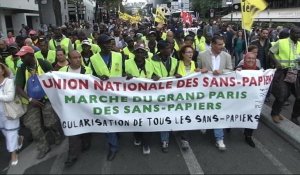Des centaines de sans-papiers sillonnent l'Ile-de-France depuis un mois