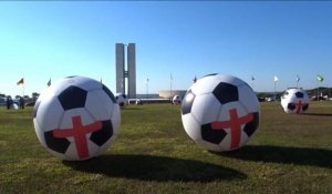 Brésil: des ballons de foot géants contre le coût du Mondial