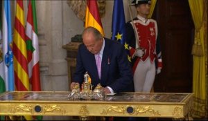 Espagne: le roi Juan Carlos signe son abdication