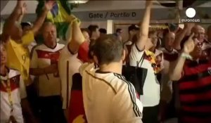 La joie des supporters allemands face à la tristesse des Argentins