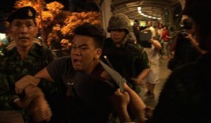 Thaïlande: des manifestants anti-coup d'Etat face aux soldats