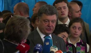 Ukraine: le favori de la présidentielle vote et s'exprime