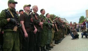 Cérémonie d'investiture de militants pro-Russes à Donetsk