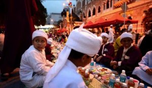 Ramadan: les fidèles malaisiens rompent le jeûne à Kuala Lumpur