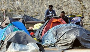 La police française évacue trois camps de migrants à Calais