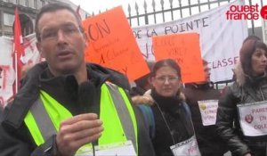 Carte scolaire de la Manche : les parents de Virey manifestent devant l'inspection à Saint-Lô