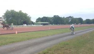 Le cycliste gagne la course contre le cheval