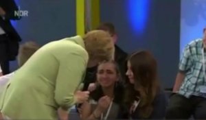 Angela Merkel fait pleurer une jeune réfugiée