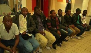 Migrants: Bernard Cazeneuve au centre d'accueil de Nanterre