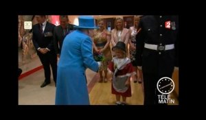 Une petite fille offre un bouquet à la reine et reçoit une gifle - ZAPPING ACTU DU 12/06/2015