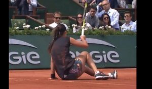 Bafouilles, chutes, joueurs à genoux : cafouillages sur les courts de Roland-Garros