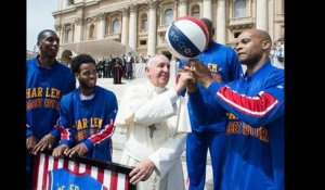 Le pape François prend un cours de basket