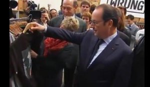 Un T-shirt à l'effigie de Jacques Chirac offert à François Hollande