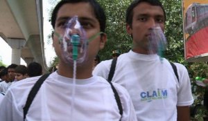 New Delhi: des écoliers portent des masques contre la pollution