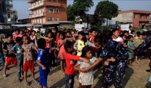 Népal: la police apprend l'autodéfense aux rescapés du séisme
