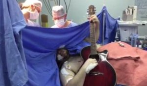 Opéré d'une tumeur, il joue de la guitare afin de faciliter la tâche des médecins 