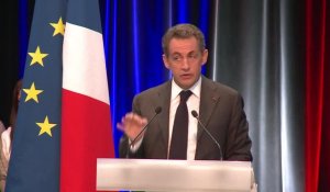 Sarkozy dénonce le "mensonge" du pouvoir en place