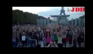 Flash mob devant la Tour Eiffel