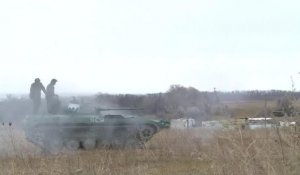 Des rebelles pro-russes testent l'artillerie d'un char ukrainien