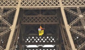 Greenpeace : accroché à la tour Eiffel, un activiste réclame la libération de 30 militants