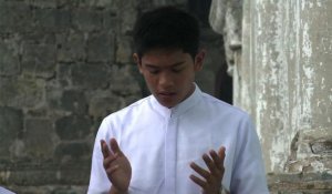 Les Philippins en deuil cherchent le réconfort à la messe