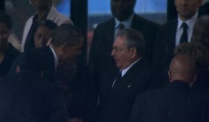 Mandela: poignée de mains historique entre Barack Obama et Raul Castro