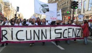 Paris: les sages-femmes à nouveau dans la rue