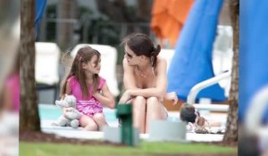 Katie Holmes prend un bain de soleil en bikini avec Suri Cruise