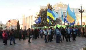 Ukraine: des milliers de manifestants devant le Parlement à Kiev