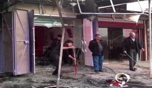 Des Irakiens nettoient les rues après un attentat à Bagdad